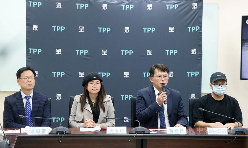 民眾黨立法院黨團總召黃國昌(右2)、幹事長麥玉珍(左2)、立委張啓楷(左)2日陪同受害學生吳同學(右)舉行記者會,指中部某國立體大系主任對學生言語霸凌,甚至刀插課桌、踹破系辦門牆。黃國昌說明,至少收到10份連署書要求揭發此案。中央社記者郭日曉攝 113年12月2日
