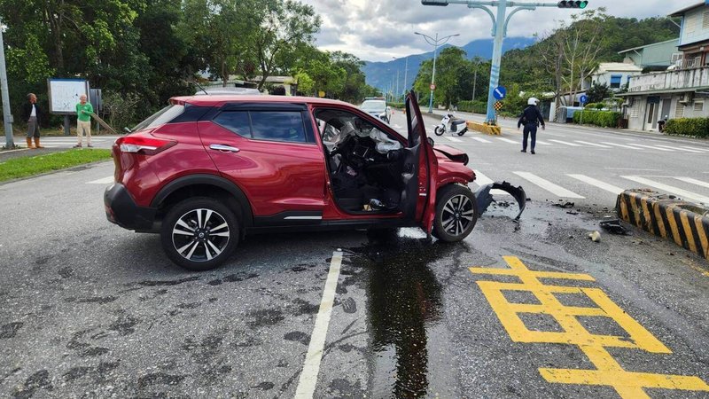 花蓮78歲陳姓老翁1日駕駛自小客車，行經台9線215公里處壽豐鄉溪口段時，突然自撞中央分隔島，小客車車頭半毀，機油噴出流到道路上，副駕邱姓婦人2日傷重不治。（花蓮縣消防局提供）中央社記者李先鳳傳真  113年12月2日