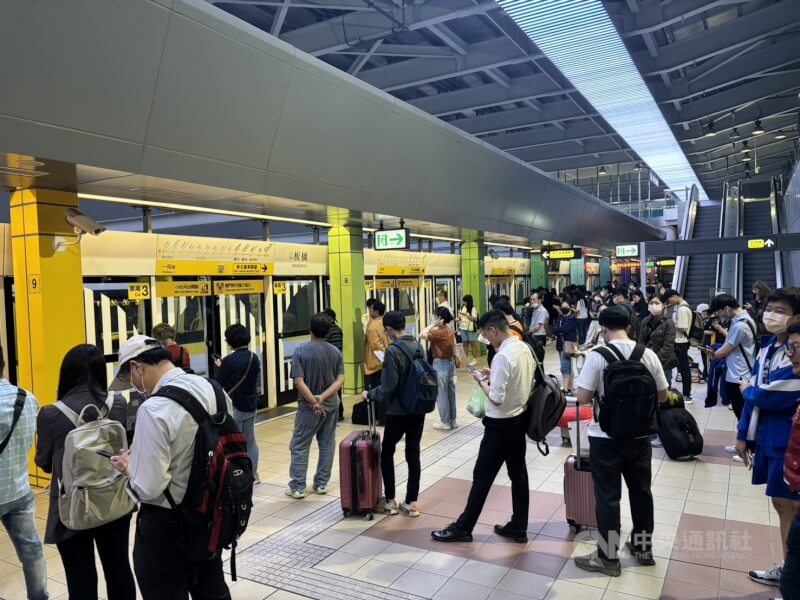 圖為捷運環狀線板橋站月台候車人潮。（中央社檔案照片）