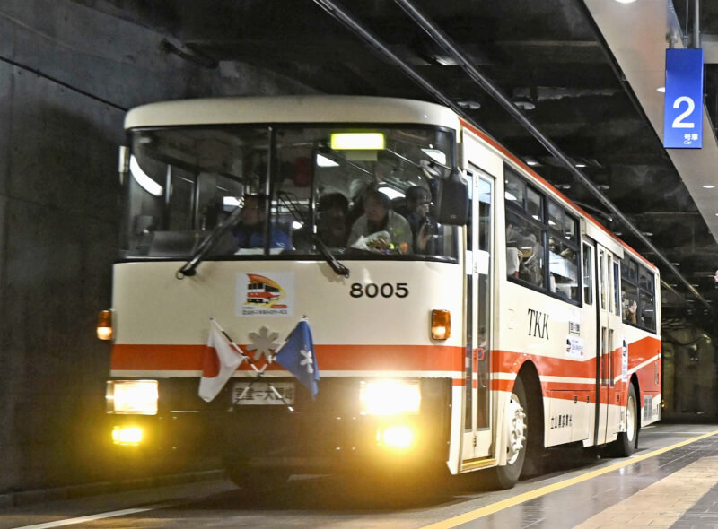 日本立山隧道無軌電車11月30日結束最後一趟旅程，正式走入歷史。（共同社）