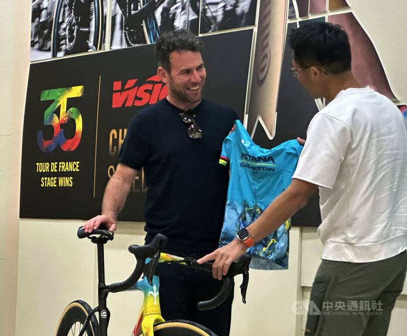 傳奇車手「曼島飛彈」馬克．凱文迪許（Mark Cavendish）（左）2日在台中市霧峰區舉辦粉絲見面會，為車迷簽名。中央社記者趙麗妍攝  113年12月2日