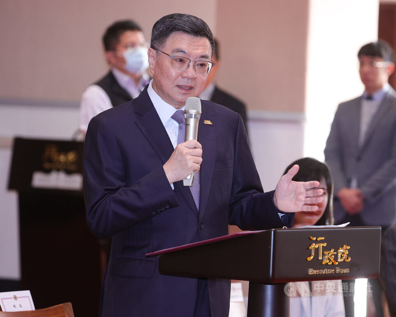 行政院長卓榮泰(前)2日在行政院大禮堂接見第27屆大愛獎得獎人一行,致詞向得獎人表達最深的敬意及謝意。中央社記者謝佳璋攝 113年12月2日