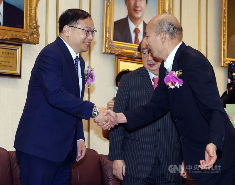 民進黨前立委洪申翰接任勞動部長,由民進黨政策會執行長王義川遞補不分區立委,2日下午舉行就職典禮。圖為立法院長韓國瑜(右)向王義川(左)握手致意。中央社記者郭日曉攝 113年12月2日