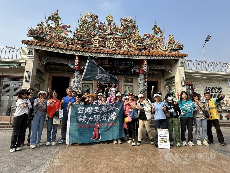 黑熊民防教育協會發起「Stand up as Taiwan台灣主站派、接力護台灣」活動，行政院中部聯合服務中心副執行長吳音寧（左4）3日跟隨徒步隊伍跨越雲林縣西螺大橋，抵達彰化縣溪州鄉水尾震威宮。中央社記者鄭維真攝  113年12月3日