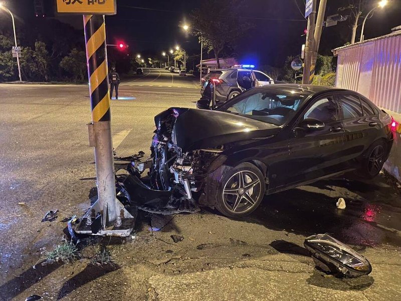 花蓮縣37歲林姓駕駛3日凌晨酒後開車上路、自撞電桿，還一度謊稱是父親開車、持刀攻擊圍觀者等，警方訊後依公共危險、傷害等罪嫌將林男移送法辦。（民眾提供）中央社記者張祈傳真  113年12月3日