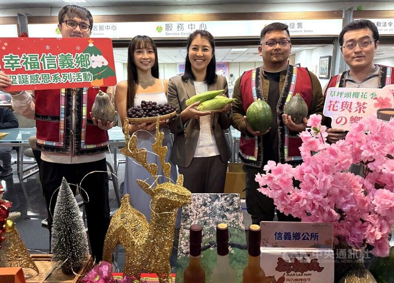 南投花卉嘉年華14日起陸續在埔里鎮、信義鄉、仁愛鄉、草屯鎮、魚池鄉、鹿谷鄉等地登場，南投縣長許淑華（中）與活動代言人高曼容（左2）3日宣傳，邀請民眾到南投遊玩。中央社記者蕭博陽南投攝  113年12月3日