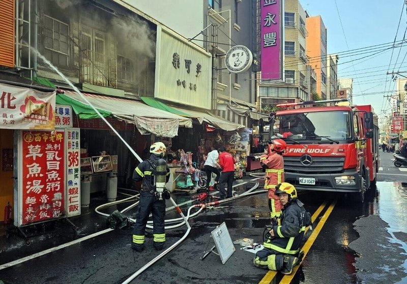 嘉義市公明路一家經營逾一甲子的草魚湯店3日發生火警，當時店內住警器發出聲響，人員均逃離，現場持續射水降溫。（嘉義市消防局提供）中央社記者黃國芳傳真  113年12月3日