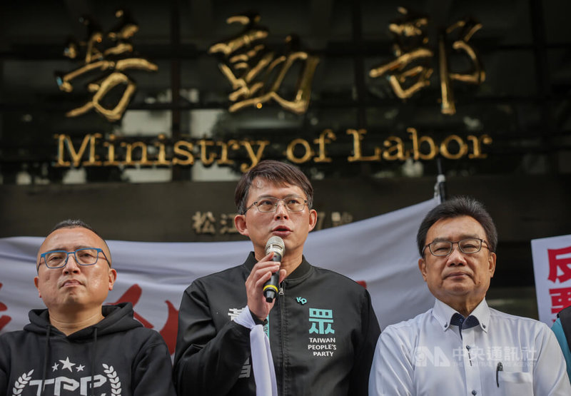 台灣民眾黨3日在勞動部外舉行「官僚殺人,全民怒吼!」記者會,質疑勞動力發展署北基宜花金馬分署發生霸凌輕生案後的行政調查報告,竟出現立意良善的字眼,民眾黨立委黃國昌(中)呼籲新上任的勞動部長洪申翰,今天下班前履行前部長何佩珊的承諾,交出重新調查的行政調查報告。中央社記者裴禛攝 113年12月3日