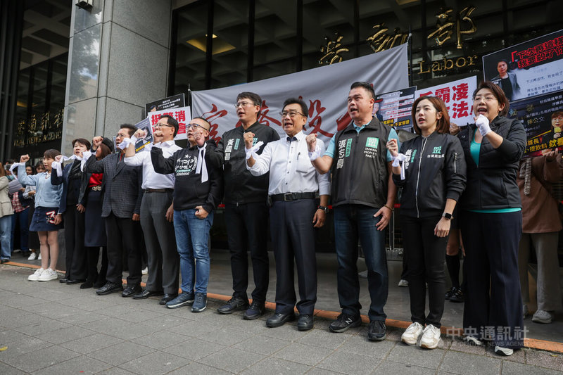 台灣民眾黨3日在勞動部外舉行「官僚殺人,全民怒吼!」記者會,立委黃國昌(右5)、林國成(右4)及北市議員黃瀞瑩(右2)等人號召重視勞權、反霸凌的民眾7日上街頭表達不滿。中央社記者裴禛攝 113年12月3日