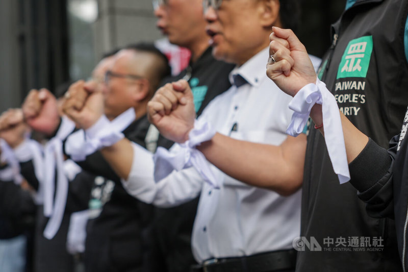 台灣民眾黨3日在勞動部外舉行「官僚殺人,全民怒吼!」記者會,手綁白絲帶抗議,呼籲重視勞權、反霸凌的民眾7日一起上街頭捍衛權益。中央社記者裴禛攝 113年12月3日