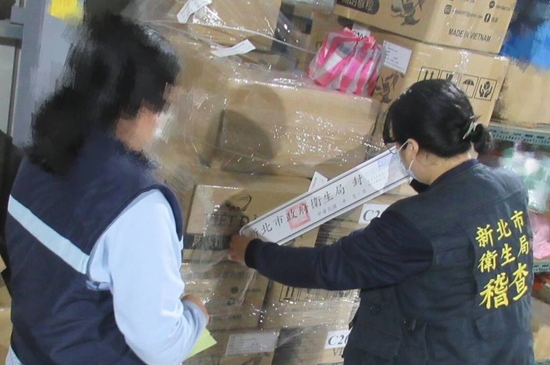 新北市衛生局3日指出,衛福部食藥署針對進口黑胡椒產品食品業者進行抽驗,新北所轄姚華及碩禾公司自越南進口黑胡椒檢出蘇丹色素,除派員封存庫存,並要求業者下架回收已售出貨物。(衛生局提供)中央社記者王鴻國傳真 113年12月3日