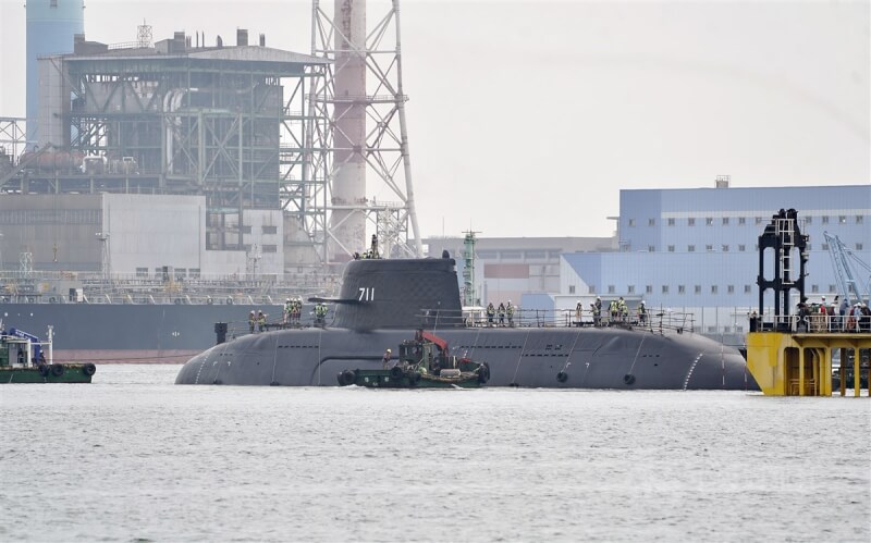 圖為國造潛艦海鯤軍艦2月泊港測試拖帶進塢，半截船身浮在水面。中央社記者董俊志攝 113年2月27日