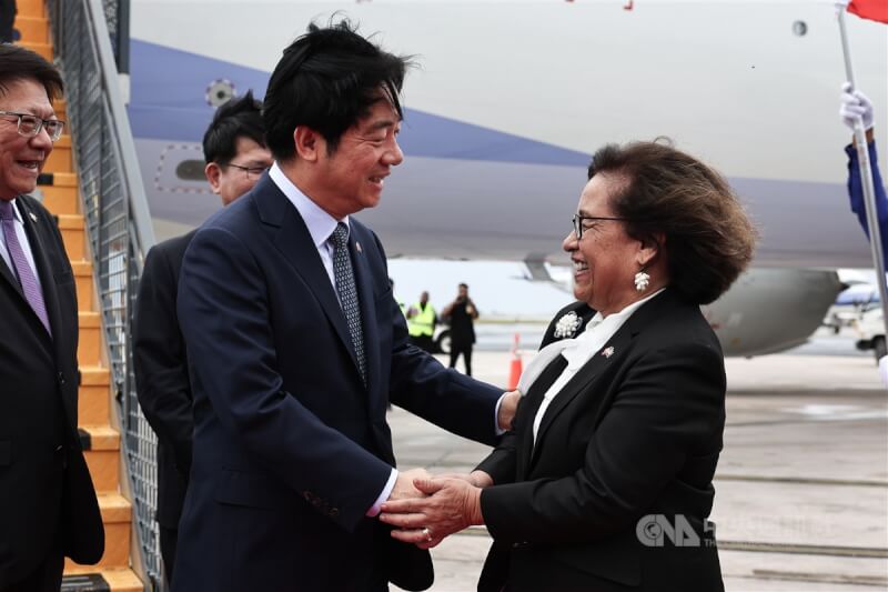 總統賴清德(前左)於當地時間3日中午抵達友邦馬紹爾群島共和國,由馬國總統海妮(Hilda Heine)(前右)親自接機,歡迎賴總統到訪。中央社記者翁睿坤馬紹爾攝 113年12月3日