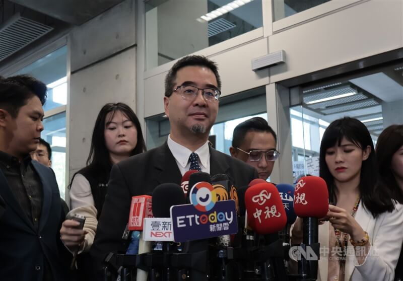 陸生團3日上午到訪台灣大學遇抗議,馬英九基金會執行長蕭旭岑(中)回應,兩岸用語不一樣,必須彼此包容、求同存異,這才是交流目的。中央社記者李雅雯攝 113年12月3日
