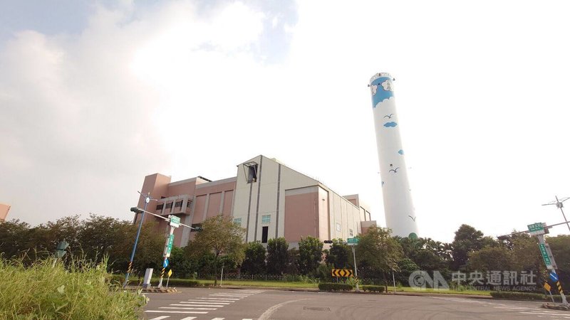 嘉義市焚化廠預計斥資新台幣61億元汰舊換新,焚化量計畫提高到500噸,廠址位於湖子內重劃區南端,緊鄰嘉義縣中埔鄉與水上鄉,引發縣民不滿;縣議員指出,目前先交由縣府處理,抗議活動暫緩,但若協調沒好的結果,會再發動抗爭。中央社記者蔡智明攝 113年12月3日