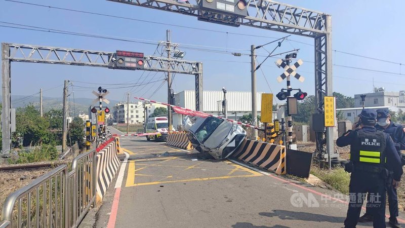 台鐵海線位於台中市大肚區的營埔路平交道，3日上午一輛自小客車行經時疑似自撞翻覆，導致大肚至追分站間雙線鐵路一度中斷，警方到場協助處理。（翻攝照片）中央社記者蘇木春傳真  113年12月3日