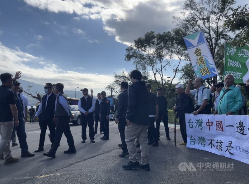 陸生團3日下午到訪滬尾礮台，前總統馬英九（左邊舉手者）隨隊，本土團體「台灣國」高喊「台灣中國一邊一國」、「馬英九不要做賣國賊」，馬英九揮手致意。中央社記者李雅雯攝 113年12月3日