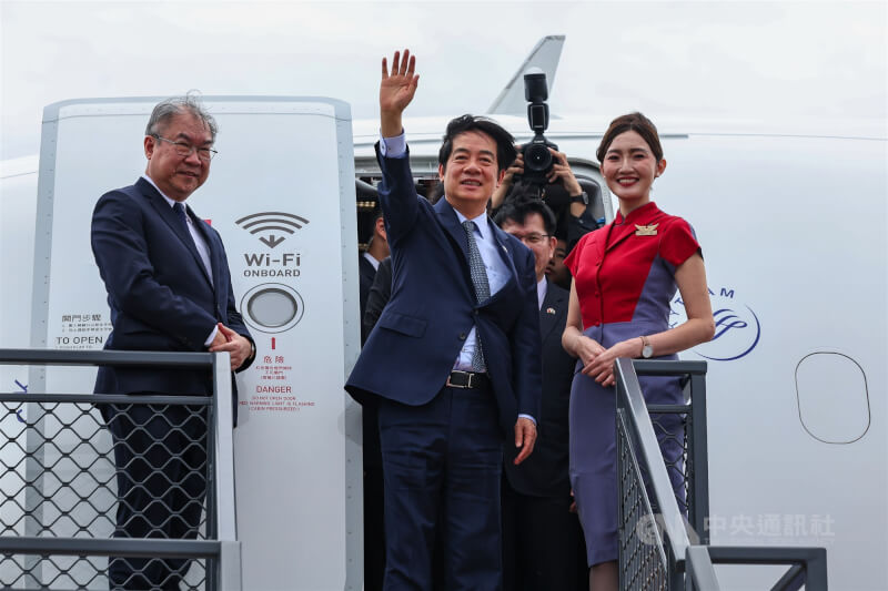 總統賴清德（前中）「繁榮南島．智慧永續」之旅，約於當地時間3日中午抵達友邦馬紹爾群島共和國，圖為賴總統步出登機門時揮手致意。中央社記者翁睿坤馬紹爾攝 113年12月3日