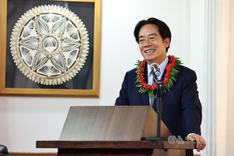 總統賴清德(圖)展開「繁榮南島.智慧永續」之旅,於當地時間3日中午抵達友邦馬紹爾群島共和國,賴總統在歡迎禮上致詞表示,兩國是如同家人與志同道合的好夥伴,盼在接續行程見證合作計畫,共同為雙方民眾打造更好生活。中央社記者翁睿坤馬紹爾攝 113年12月3日