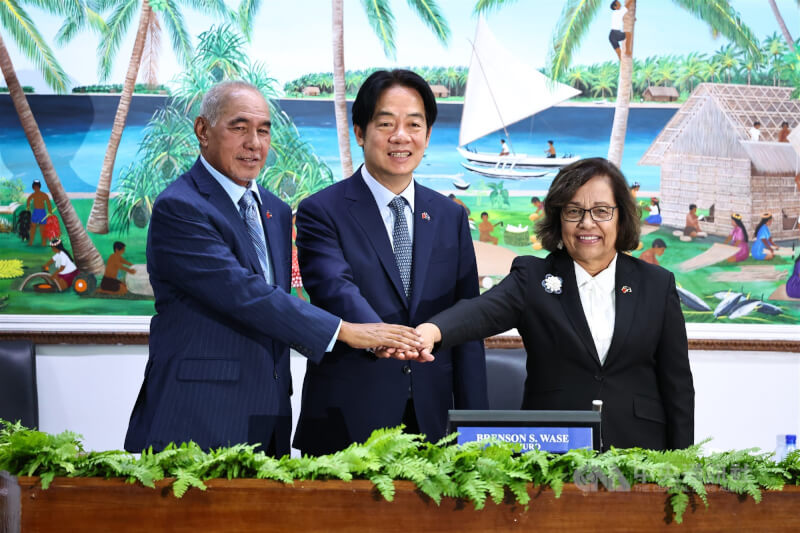 總統賴清德(中)「繁榮南島,智慧永續」之旅,當地時間3日中午抵達首站馬紹爾群島共和國,並在馬國國會發表演說。圖為賴總統與馬國總統海妮(Hilda Heine)(右)及馬國國會議長魏斯(Brenson Wase,另譯:瓦西)(左)合影留念。 中央社記者翁睿坤馬紹爾攝 113年12月3日