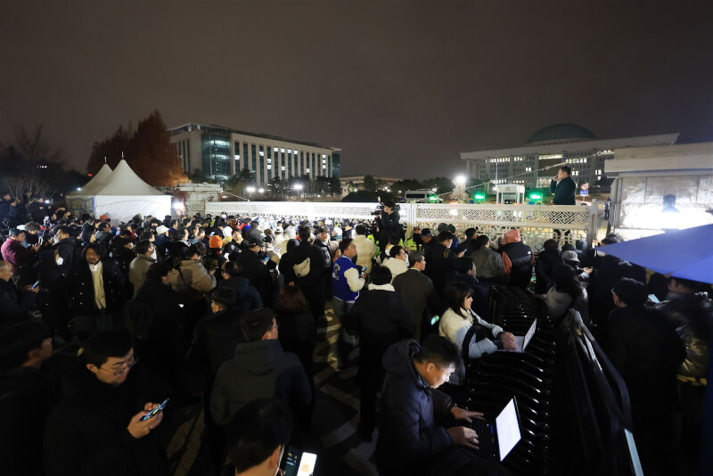 韓國警方封鎖位於汝矣島的國會議事堂大門。（韓聯社）