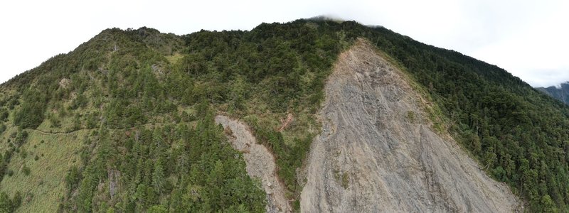 能高越嶺國家步道西段接連受風災、地震侵襲，沿線多處嚴重損壞。圖為指標9.8至10公里處大崩壁。（林業及自然保育署南投分署提供）中央社記者蕭博陽南投傳真  113年12月3日