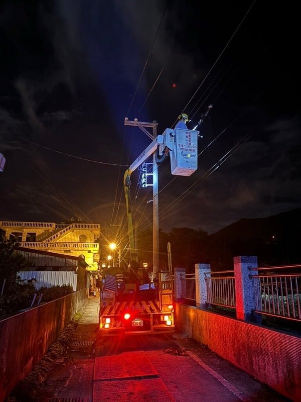 花蓮縣壽豐鄉最近發生多起電纜線遭竊，造成多處路燈整排不亮，台電人員重新拉線，疲於奔命，警方組成專案小組持續追查。（台電花蓮區營業處提供）中央社記者張祈傳真  113年12月3日