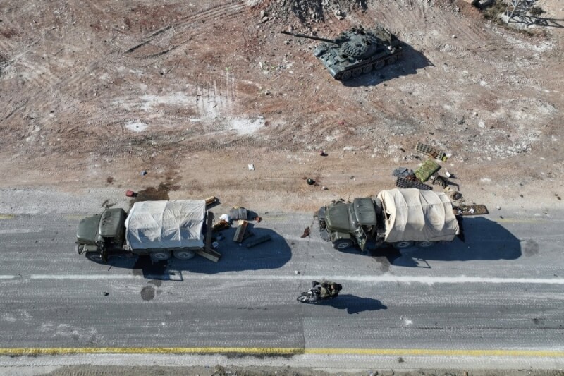 3日空拍畫面可見敘利亞政府軍戰車和軍用車輛遭棄置在通往哈瑪的道路旁。（法新社）