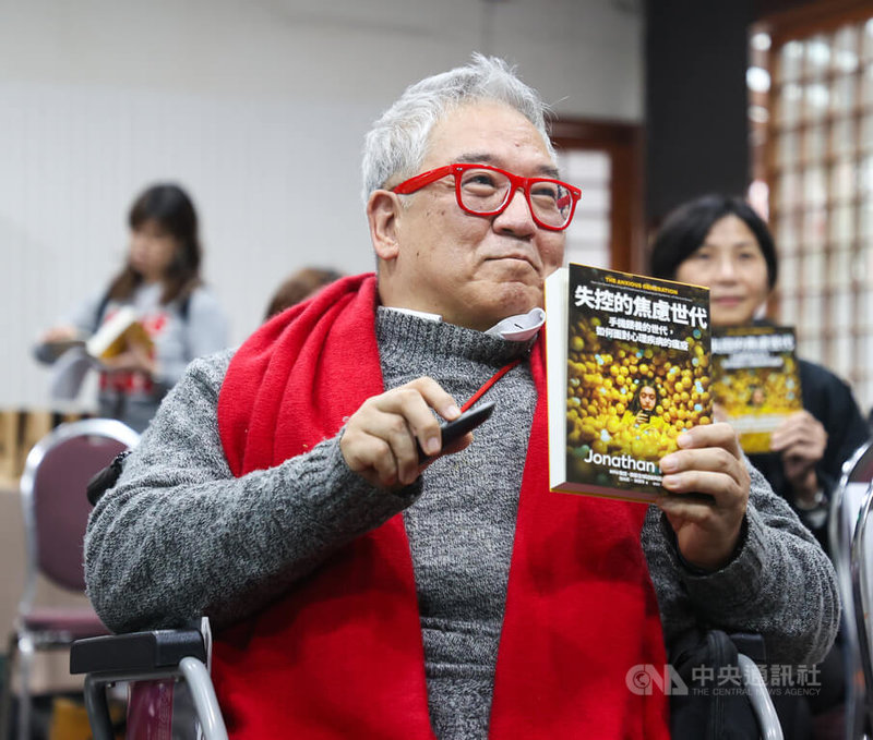 大塊文化3日在台北舉行「失控的焦慮世代」新書發表暨記者會,董事長郝明義(中)出席與會,介紹並說明書中內容。中央社記者謝佳璋攝 113年12月3日