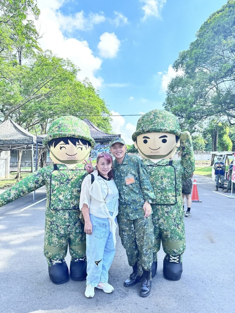 台中市一名黃姓男子退伍後因情緒起伏大、失去自理能力，就醫檢查發現「大腦萎縮」，黃男母親4日透過媒體質疑兒子在軍中疑遭霸凌，盼藉自身案例提醒國家重視霸凌議題。圖為黃男過去在新兵訓練時與母親開心合影。（家屬提供）中央社記者趙麗妍傳真 113年12月4日