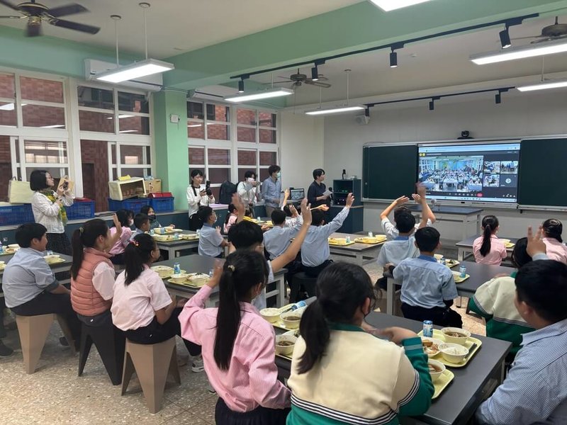 彰化縣鹿港鎮鹿東國小3日與日本群馬縣水上町立新治小學校進行線上營養午餐交流活動，藉由午餐分享彼此飲食文化，共享國際飲食文化健康教育。（彰化縣政府提供）中央社記者吳哲豪傳真  113年12月4日