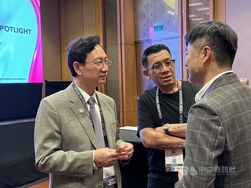 亞洲電視論壇及內容交易市場展4日在新加坡登場,駐新加坡代表童振源(左)出席活動與業者交流。中央社記者吳昇鴻新加坡攝 113年12月4日