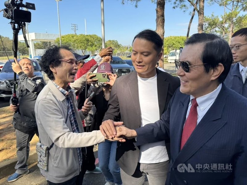 馬英九基金會邀請陸生團來台交流,4日上午參訪新竹清華大學,清大榮譽講座教授小笠原欣幸(前左)也到場,與前總統馬英九(前右)握手寒暄。中央社記者魯鋼駿攝 113年12月4日