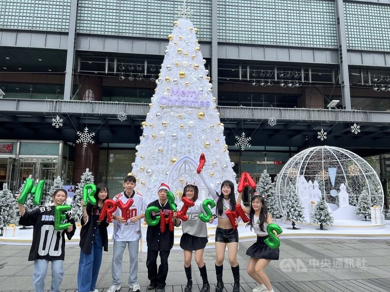 迎接耶誕節到來，台中百貨業者在1樓廣場打造「耶誕北極星城」，10公尺高的耶誕樹頂點綴12芒北極星，吸引民眾拍照合影。中央社記者郝雪卿攝 113年12月4日