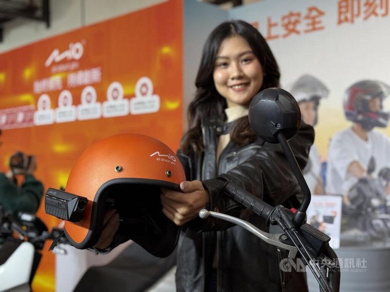 神達數位4日發表機車安全帽型專用行車記錄器,將主機輕扣在安全帽支架上,即可啟動錄影功能。中央社記者吳家豪攝 113年12月4日