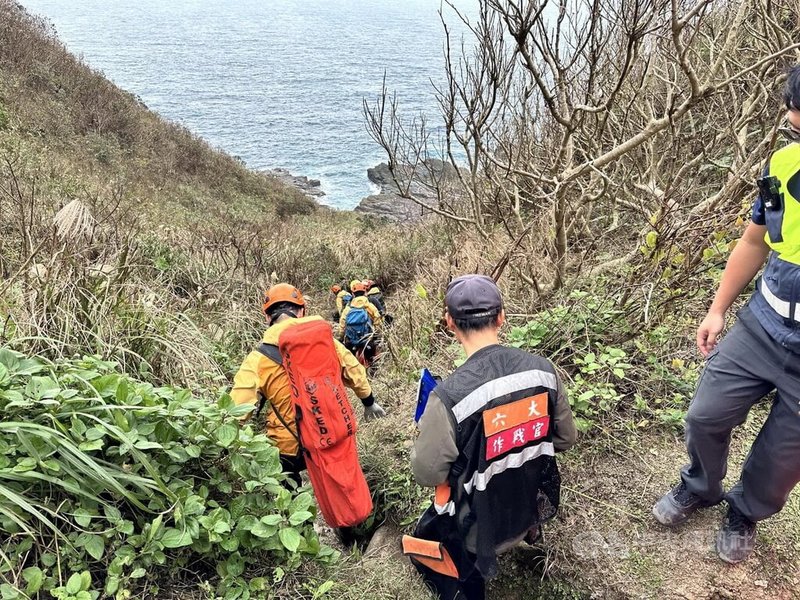 新北市貢寮區一處攀岩場有一名女子疑墜落身亡，4日被發現，消防出動人力趕赴救護時已出現明顯屍斑腫脹，由於地形陡峭險峻，後報請空勤總隊吊掛後送澳底醫療保健站。（翻攝畫面）中央社記者黃旭昇新北市傳真  113年12月4日