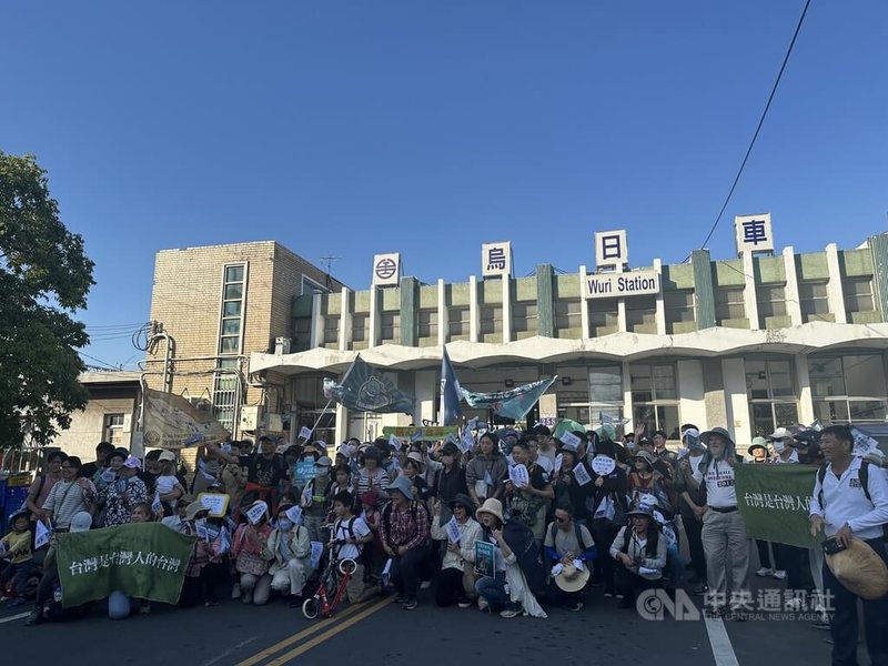 黑熊民防教育協會發起「Stand up as Taiwan台灣主站派、接力護台灣」活動，活動隊伍4日順利抵達台中。中央社記者趙麗妍攝  113年12月4日