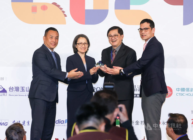 台灣玉山科技協會4日晚間在台北舉行2024歲末晚宴,副總統蕭美琴(左2)出席,與協會理事長童子賢(右2)、副理事長施宣輝(右)、監事會召集人張騰龍(左)一同合影。中央社記者鄭清元攝 113年12月4日