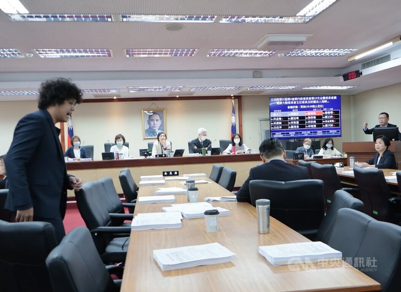 國民黨立委羅智強(質詢台站立者)、民進黨立委沈伯洋(左)4日於立法院內政委員會激烈口角,兩人一言一語、來回叫囂。中央社記者李雅雯攝 113年12月4日