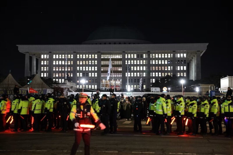 南韓總統尹錫悅無預警宣布緊急戒嚴，大批警力4日聚集在國會外。（路透社）