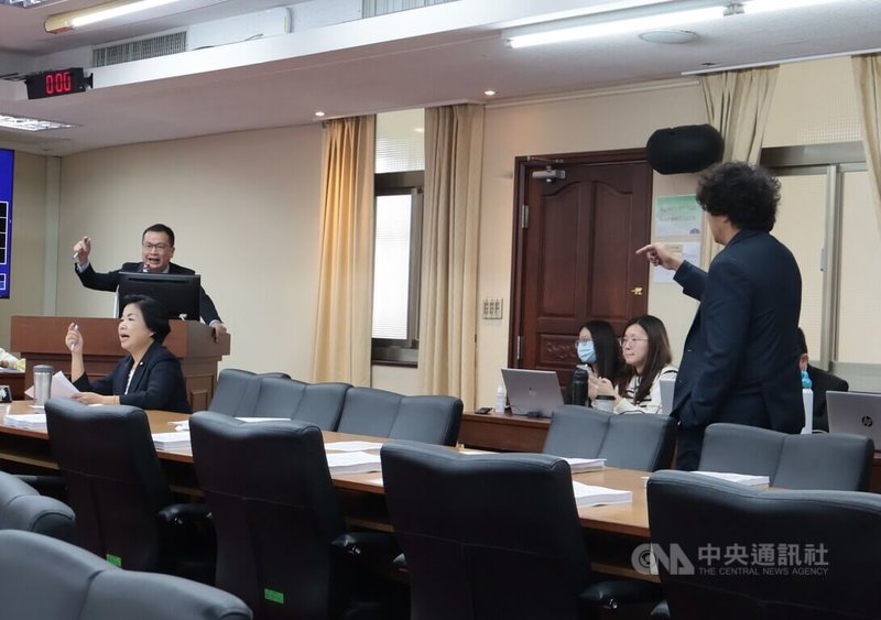 國民黨立委羅智強(質詢台站立者)、民進黨立委沈伯洋(右)4日於立法院內政委員會激烈口角,沈伯洋踏入會議室嗆「不要造謠啦」。中央社記者李雅雯攝 113年12月4日