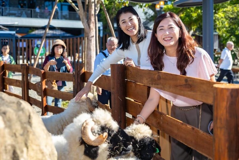 南投縣鹿谷鄉鹿芝谷動物生態景觀園區4日熱鬧開幕，南投縣長許淑華（右2）出席參觀並表示，感謝業者打造生態園區創造新景點，期待吸引更多遊客、促進地方經濟。（南投縣政府提供）中央社記者蕭博陽南投縣傳真  113年12月4日