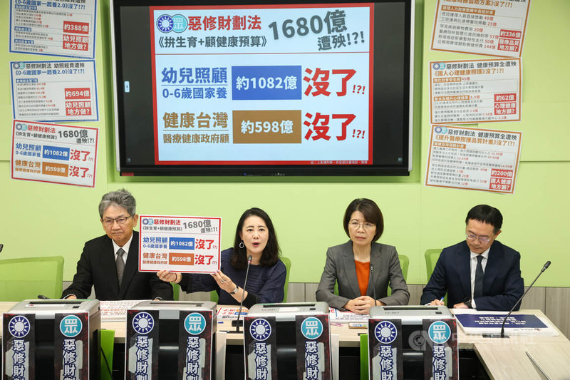 南韓總統尹錫悅3日晚間宣布實施緊急戒嚴令後,民進黨立法院黨團社群平台發文,引發在野黨質疑「挺戒嚴」。民進黨團幹事長吳思瑤(左2)等人4日在立法院舉行輿情回應記者會表示,民主絕對不走回頭路,民進黨長期以來反威權,不可能支持戒嚴。中央社記者吳家昇攝 113年12月4日