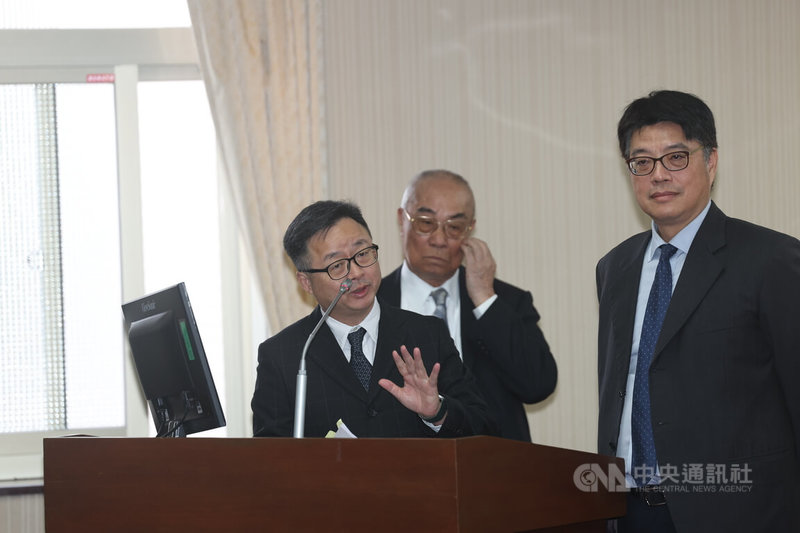 海基會秘書長羅文嘉(左)4日在立法院表示,3名來自台灣的一貫道信徒在對岸遭逮,尋求對岸海協會協助,不過沒有獲得回覆;依據兩岸共打協議窗口欲了解狀況,也未獲得回應。中央社記者吳家昇攝 113年12月4日