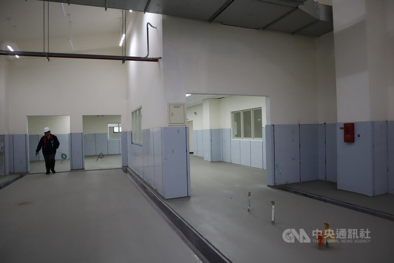 花蓮縣環保局爭取花東基金,耗資新台幣1.3億元興建「環保餐具清洗中心」,將採OT方式後續由民間投資營運。花蓮縣議會財政審查委員會4日現地考察,工程進度達85%。中央社記者李先鳳攝 113年12月4日