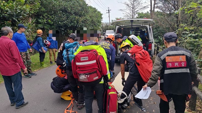 新北市瑞芳區金瓜石山尖路附近山區4日上午發生落石砸中登山客意外，造成4人受傷，其中1名約70歲女性遭石頭砸傷OHCA（到院前心肺功能停止），送往瑞芳礦工醫院搶救。（民眾提供）中央社記者黃旭昇新北傳真 113年12月4日