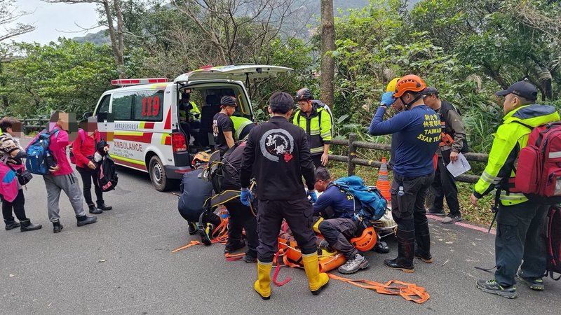 新北市瑞芳區金瓜石山尖路附近山區4日上午發生落石砸中登山客意外，造成4人受傷，其中1名婦人命危，送醫搶救；另有3人輕傷。（民眾提供）中央社記者黃旭昇新北傳真 113年12月4日