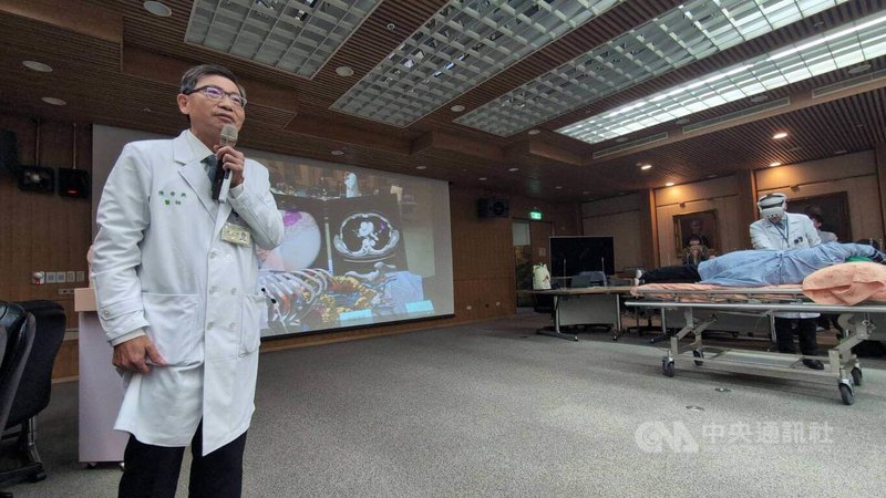 台大外科主任陳晉興(左)4日展示外科手術模擬平台指出,台大利用虛擬實境(VR)技術開發手術模擬平台OpVerse,可利用患者影像檢查資料建立3D數位模型,幫助醫師更精準找到腫瘤位置,以利腫瘤切除。中央社記者曾以寧攝 113年12月4日