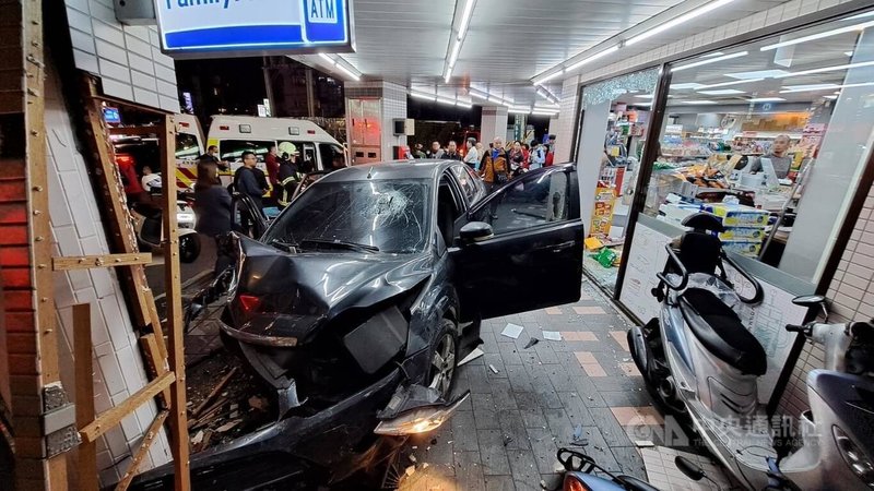 台北市北投區中和街4日晚間發生一輛汽車不明原因衝撞超商騎樓梁柱，車頭全毀並殃及多台機車，警消獲報到場處理，協助駕駛脫困送醫治療。（翻攝照片）中央社記者黃麗芸傳真  113年12月4日