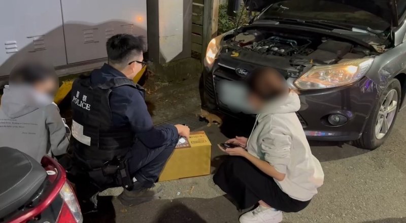 台中市豐原區林姓女子的小客車引擎蓋傳出貓叫聲，警方獲報前往以貓咪零食肉泥成功引誘小野貓出來。（民眾提供）中央社記者趙麗妍傳真  113年12月4日